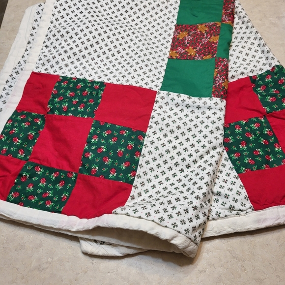 Handmade Baby Quilt in Christmas colors - light weight cotton is hand finished - Picture 6 of 8